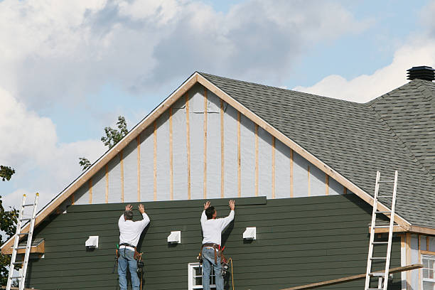 Professional Siding technician working in Petersburg, IL
